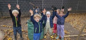 Laubsammeln im Oberlin-Kindergarten