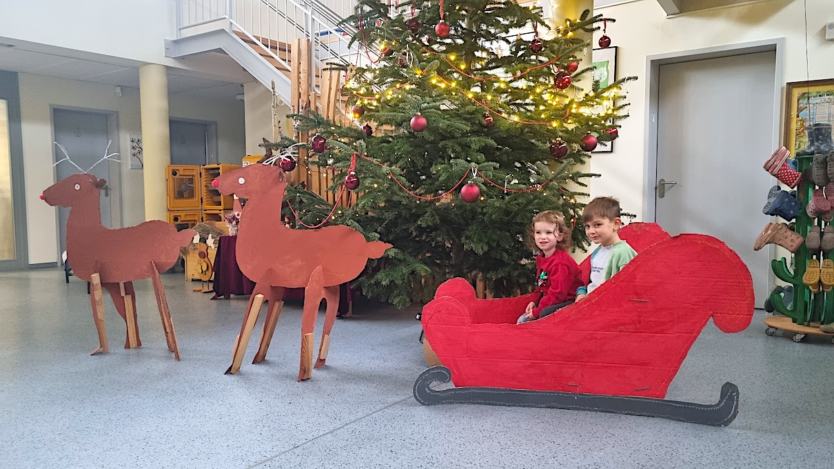 Vorweihnachtszeit im Oberlin-Kindergarten/Lichterglanz und Tannenduft